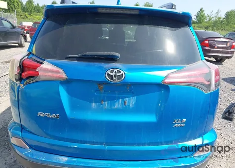 2018 Toyota Rav4 Xle z USA, uszkodzony, nr VIN JTMRFREV3JD248803